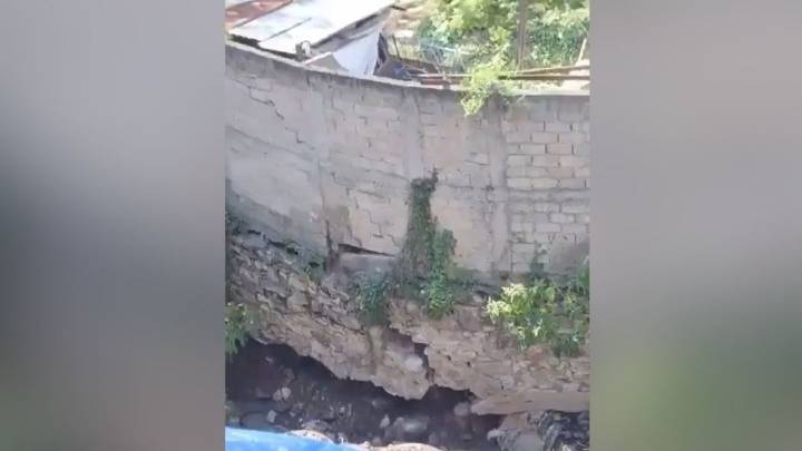Captan momento exacto en que se desploma una vivienda en el cauce del río Pocitos, de Atizapán de Zaragoza