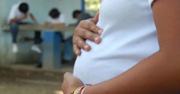 Embarazo adolescente en Argentina: se redujo casi a la mitad entre 2010 y 2022
