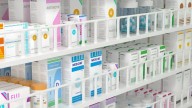 ¿Donald Trump desata guerra comercial en las medicinas?Arancel del 100 % abre dudas sobre precios, escasez y el futuro de la industria