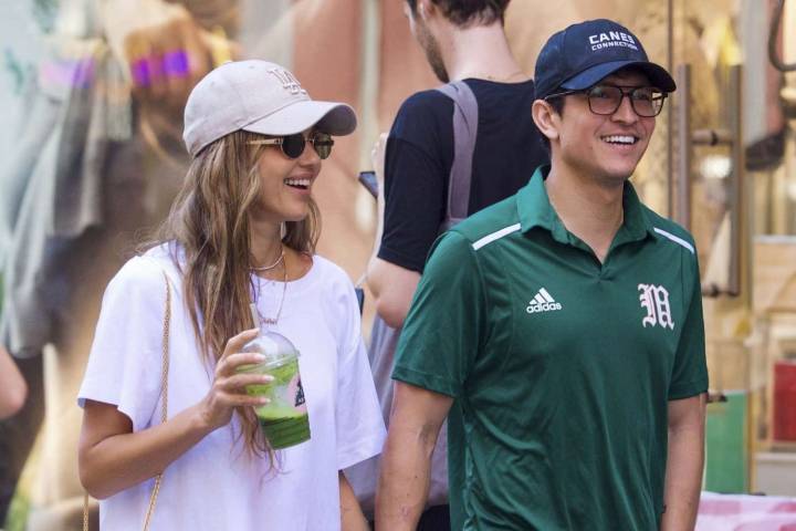 Jessica Alba y Danny Ramírez de 'luna de miel' en Nueva York