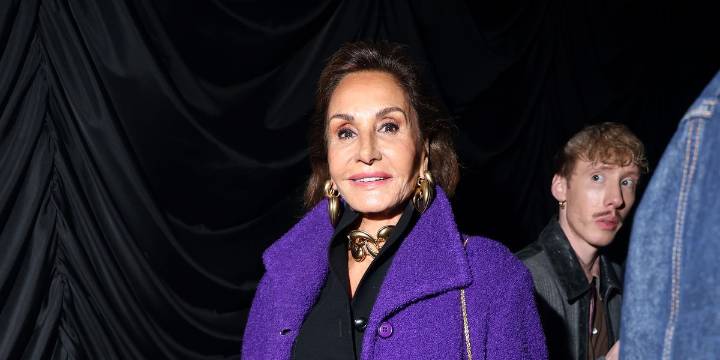 Naty Abascal, la más elegante a los 82 años con la fórmula de estilo que nunca pasa de moda: camisa blanca y americana de raya diplomática