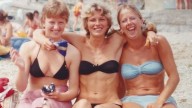 Tres hermanas posaron para una foto en una playa en la década de 1980. Más de 40 años después la recrearon