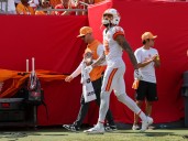 Deadspin | Buccaneers standout WR Mike Evans (hamstring) exits win