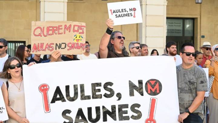 Así ha sido la protesta "Queremos aulas, no saunas" en Alicante