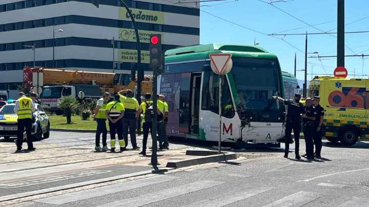 Al menos un herido tras la colisión entre un autobús y el Metro de Granada, que ha descarrilado