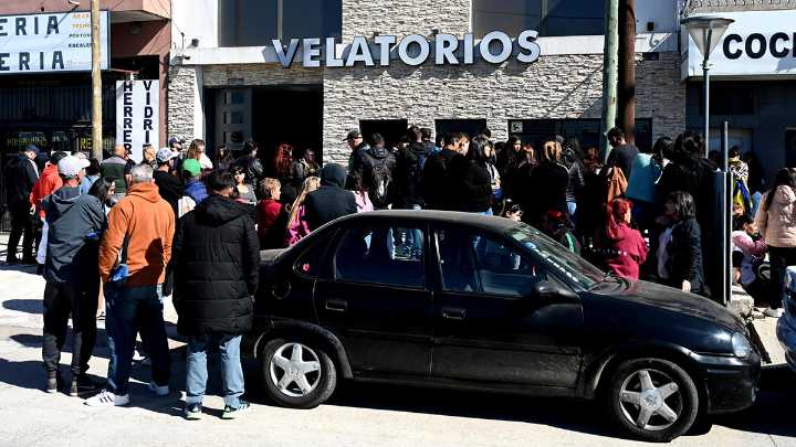 Familia y amigos velan a las 3 jóvenes brutalmente asesinadas por narcos en Argentina