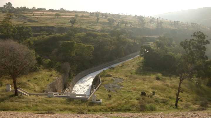 Presa de Valsequillo en Puebla se Cubre de Espuma Tóxica