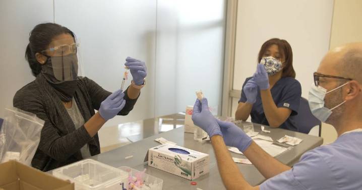 Responsable de salud de Florida admite que no evaluó riesgos de eliminar vacunas escolares