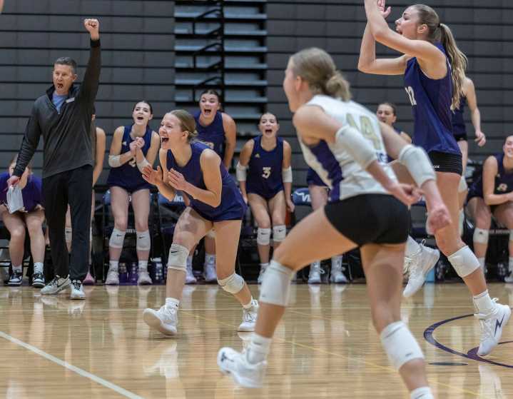 Lake Stevens volleyball knocks off No. 1 Curtis on Monday.