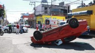 Choque con volcadura en calles de Córdoba deja como saldo dos personas lesionadas