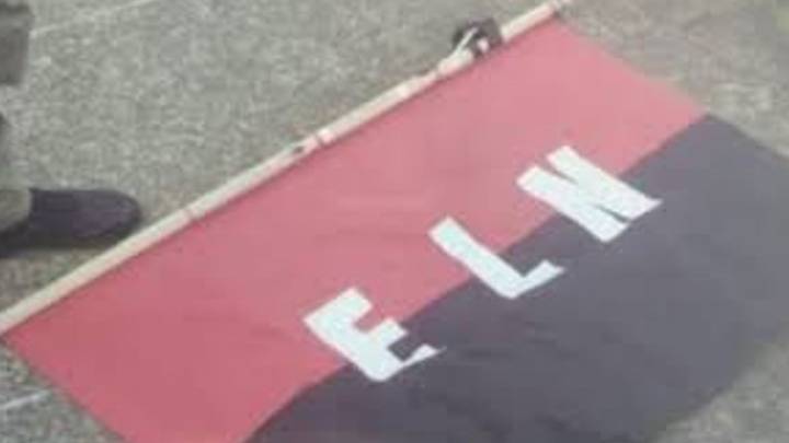 ELN instaló banderas en la vía Quibdó