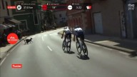 El viral momento en el que un perro atado a una silla casi se lleva por delante a dos ciclistas de la Vuelta
