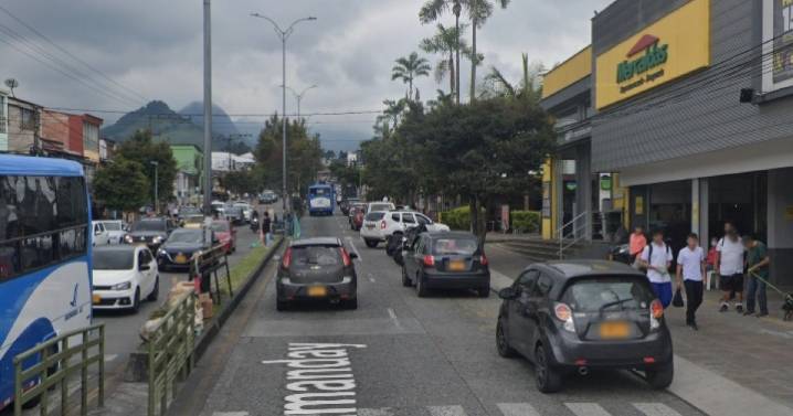Motociclista quedó debajo de camioneta luego de ser arrollado en Manizales