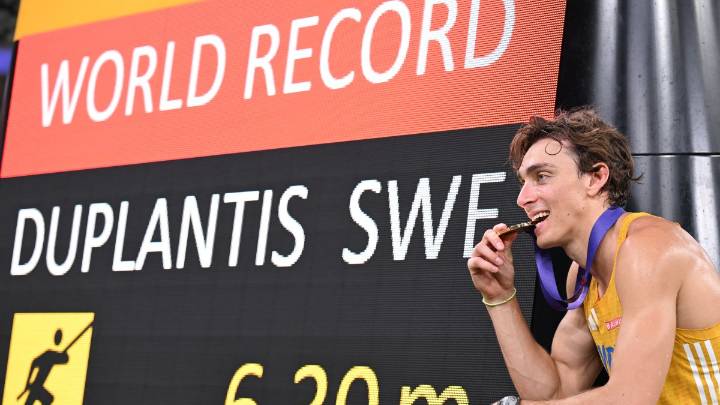 Mondo Duplantis logra su tercer oro mundial consecutivo y fija un nuevo récord en salto con pértiga