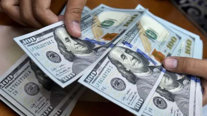 el Gobierno interviene directamente en el precio del dólar
