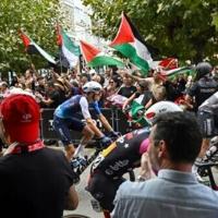 Protests against Israeli team divide Vuelta and scare riders
