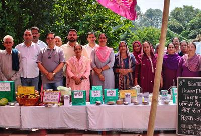 पौष्टिक व्यंजनों की प्रदर्शनी लगाकर बताया पोषण का महत्व गांव कलरी के लोगों को कुपोषण मिटाने बारे किया जागरूक
