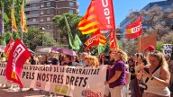 Unos 200 docentes cortan la Via Augusta para denunciar “los recortes en el ámbito social”