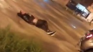 Lo acusaron de robarle a una mujer, fue atado y lo arrastraron en una camioneta
