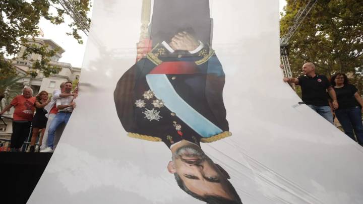 Despliegan un gran retrato del rey Felipe VI boca abajo en el final de la manifestación de la ANC en Barcelona