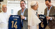 George Forsyth obsequió una camiseta de Alianza Lima al Papa León XIV 
