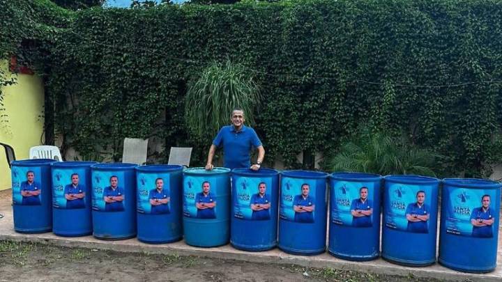 Ex Alcalde Manuel Pineda dona tambos de basura en El Rosario; su imagen aparece en los contenedores