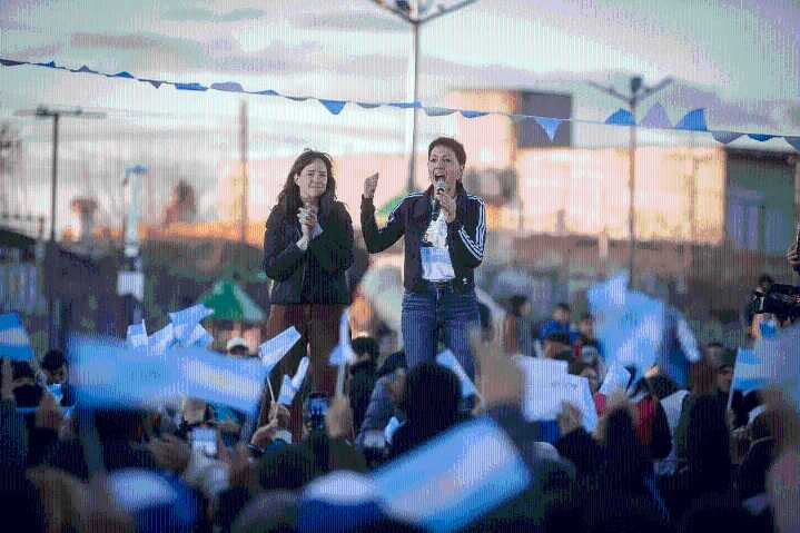 Mayra cerró en Solano la campaña de Fuerza Patria: «tenemos que defender el futuro...