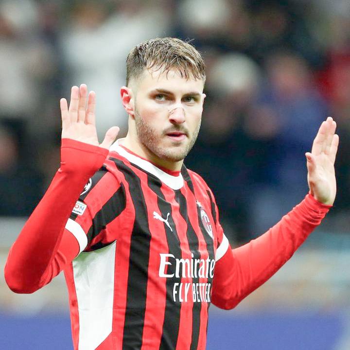 Santiago Giménez se va del Milan; acepta traspaso a la Roma