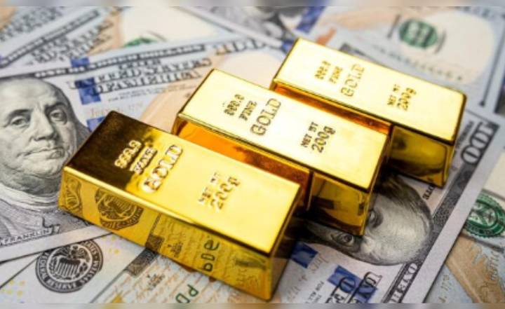 Oro alcanza máximos históricos mientras el dólar se debilita