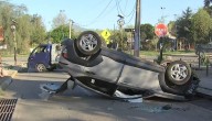 Hombre quiso evitar hoyo y terminó con su auto volcado en Maipú