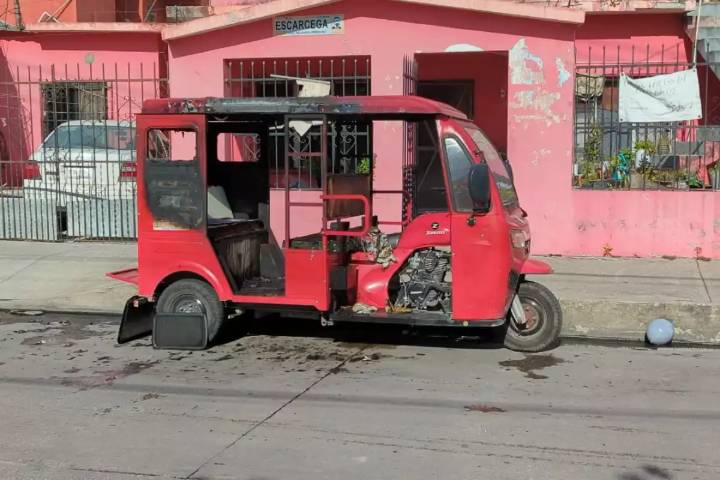Pochimóvil queda calcinado por presunto cortocircuito en Ciudad del Carmen