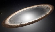 La estrella Fomalhaut muestra un anillo deformado por un viejo mundo