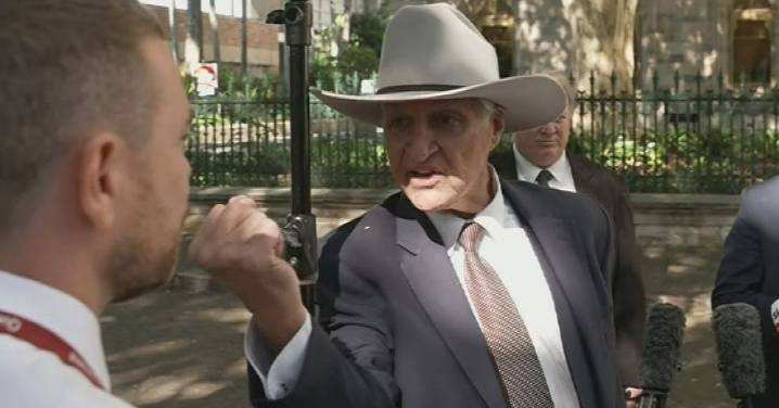 Independent MP Bob Katter faces calls to apologise or resign after threatening to punch 9News reporter