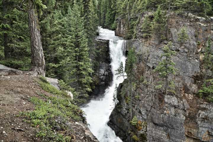 1 dead, 1 missing after 3 hikers go over Meachen Creek Falls near Kimberley