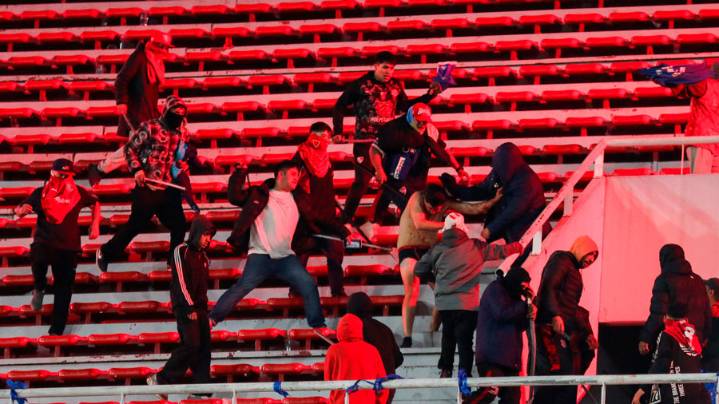 Argentina sanciona a hinchas chilenos tras brutal violencia en un partido de fútbol