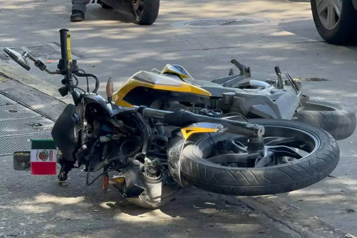 Choque entre camioneta y motocicleta provoca caos vial en el fraccionamiento Holkán, en Ciudad del Carmen