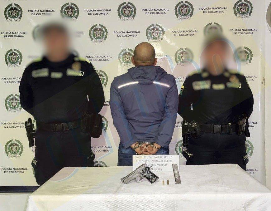 Tenía una pistola en la pretina del pantalón