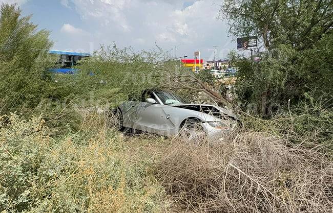 Estuvo a punto de caer en arroyo joven conductora en bulevar Luis Donaldo Colosio