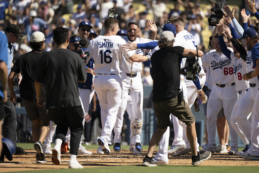 Jonrón como emergente de Smith en la 9ª da a Dodgers victoria 5