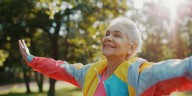 La disciplina milenaria que recomienda Harvard para fortalecer el cuerpo y la mente después de los 60 años