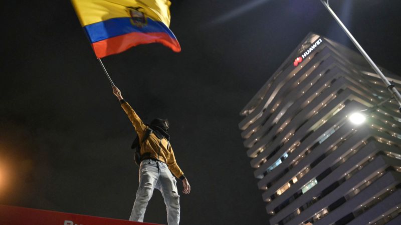 Quema de comando policial marca tercer día de protestas en Ecuador