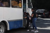 Tres sujetos con navajas asaltan a pasajeros y golpean al chófer de la ruta Azteca en el Paseo Bravo