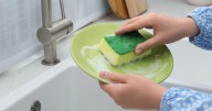 Por qué las esponjas de cocina tienen dos colores: el secreto para lavar mejor