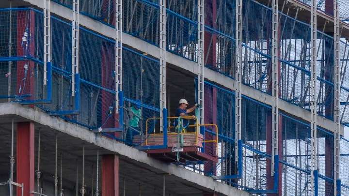 Las empresas 'ganan terreno' en la compra de suelo por los altos precios