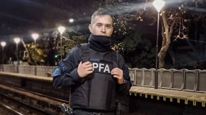 Encontraron muerto a un policía en su departamento: su compañero dijo que tuvo un accidente con el arma, pero quedó detenido
