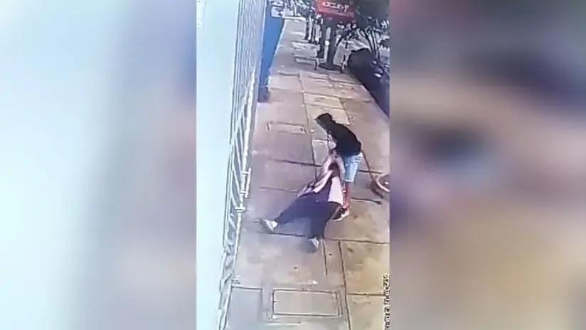 Delincuente cogoteó y arrastró a mujer para arrebatarle su celular en Breña [VIDEO]