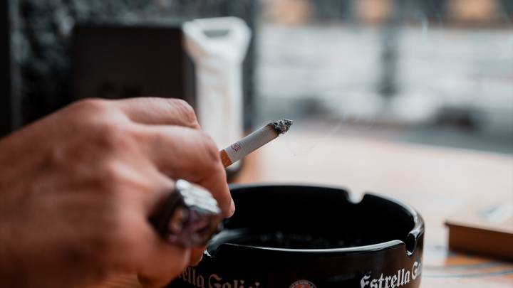Los turistas británicos amenazan con "ir a otro sitio" debido a las nuevas leyes españolas sobre el tabaco