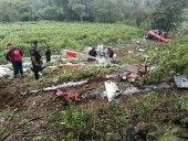 HELICÓPTERO CAE Y QUEDA DESTROZADO EN TERRENO CERCA DE LA AUTOPISTA AMECAMECA