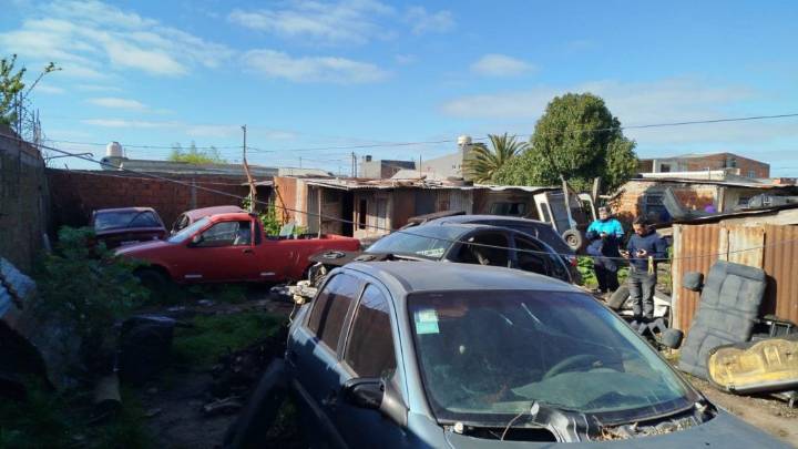 Allanaron un desarmadero clandestino y detuvieron a un joven
