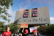 Manifestantes isrelíes se suben al techo de la Biblioteca Nacional israelí pidiendo el fin de la guerra